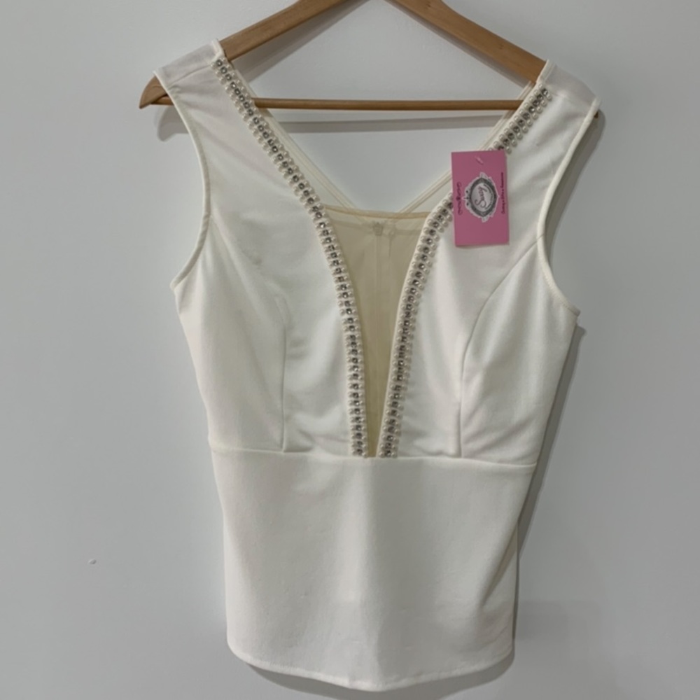 NWT White v-neck Tank w/embellished lining